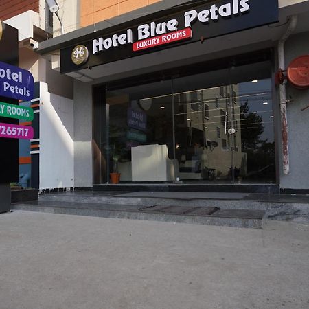 Hotel Blue Petals Shamshabad Extérieur photo