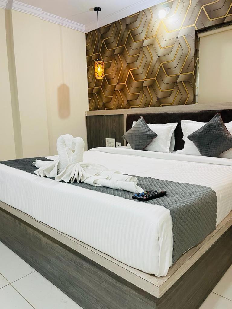 Hotel Blue Petals Shamshabad Extérieur photo
