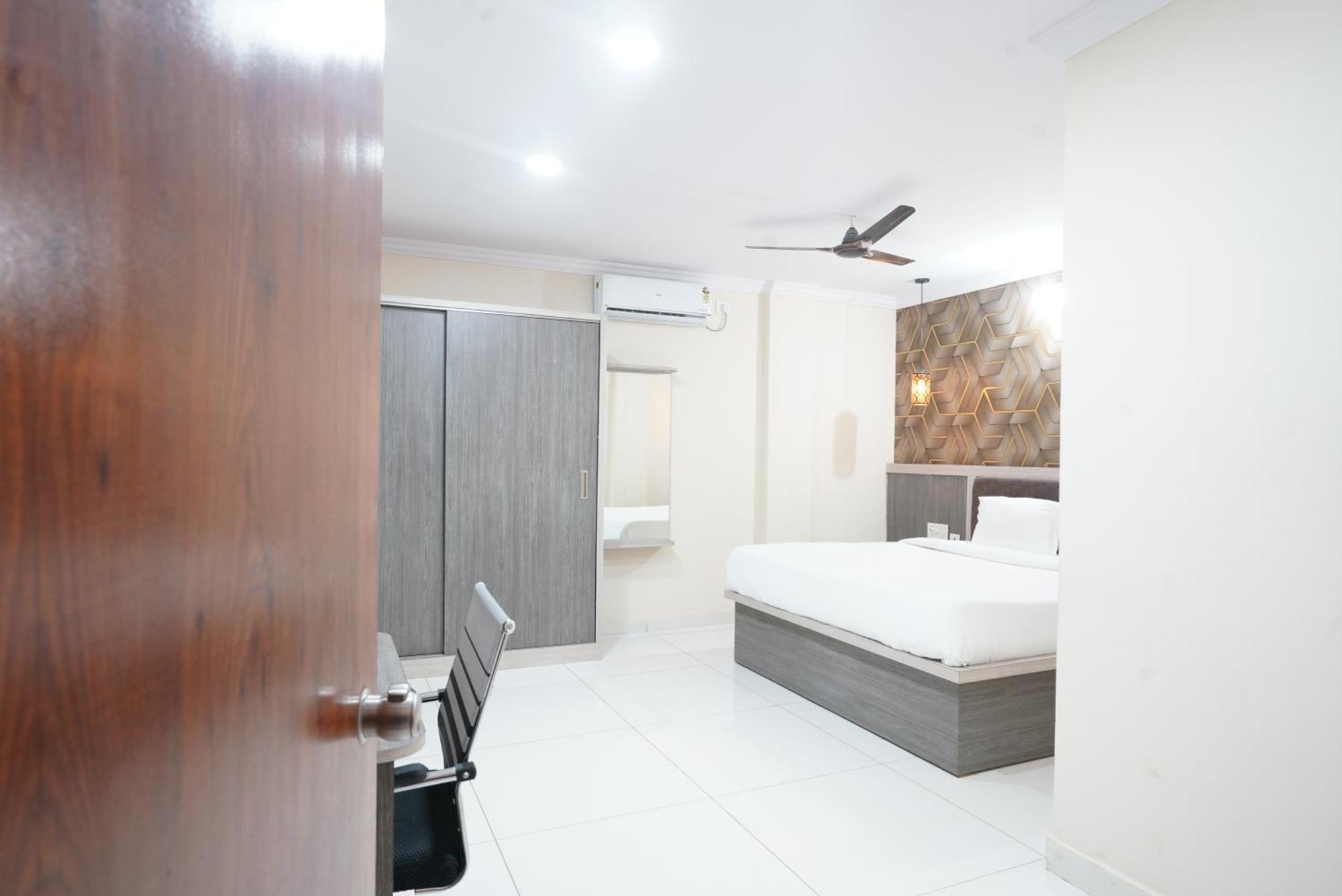 Hotel Blue Petals Shamshabad Extérieur photo