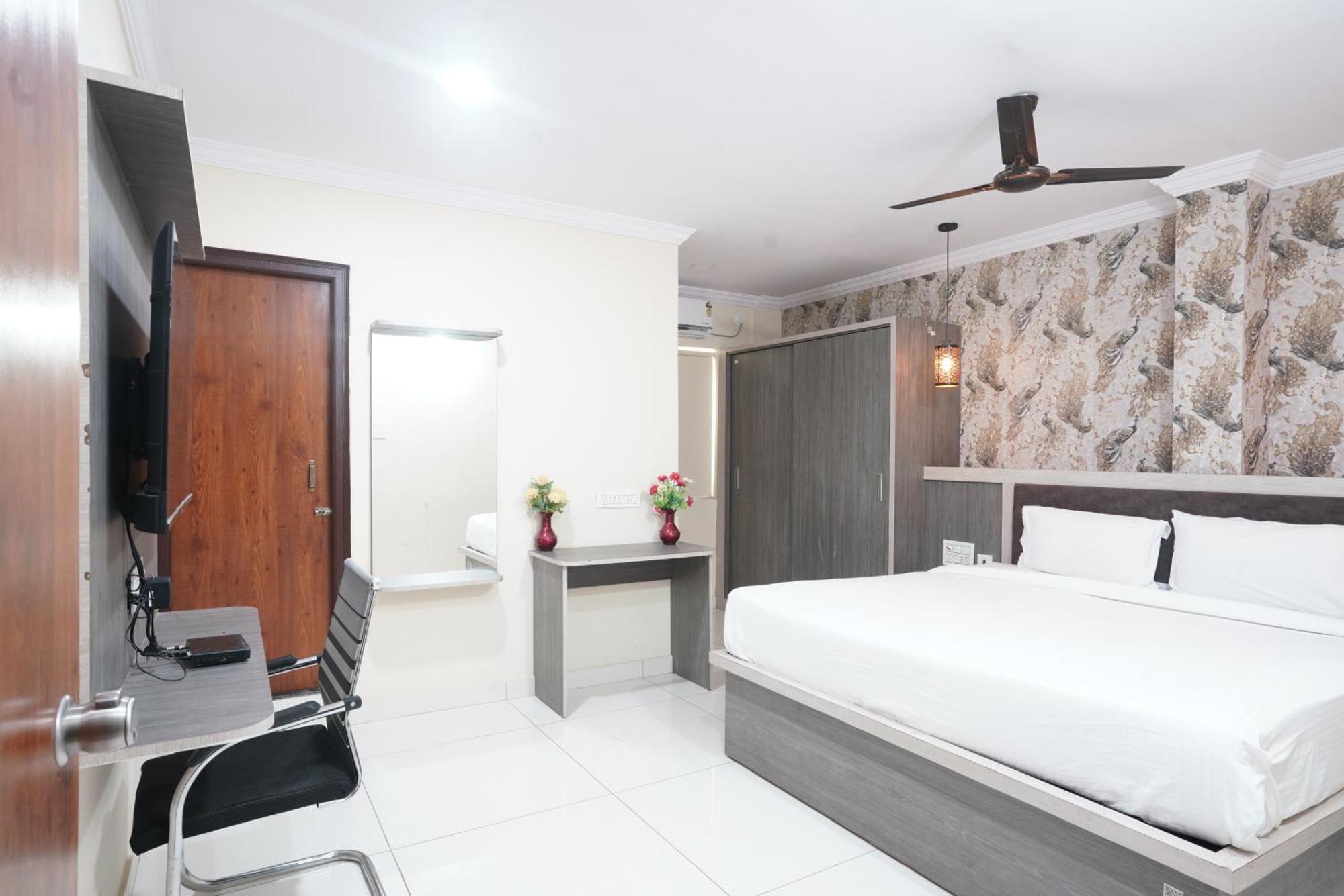 Hotel Blue Petals Shamshabad Extérieur photo