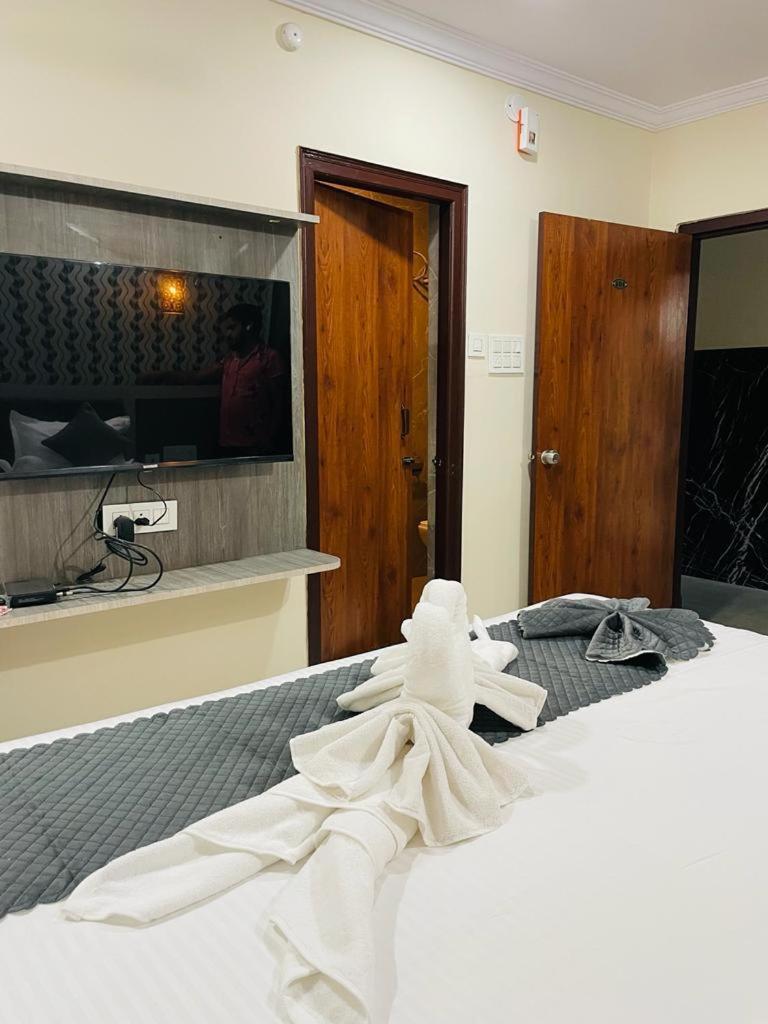 Hotel Blue Petals Shamshabad Extérieur photo