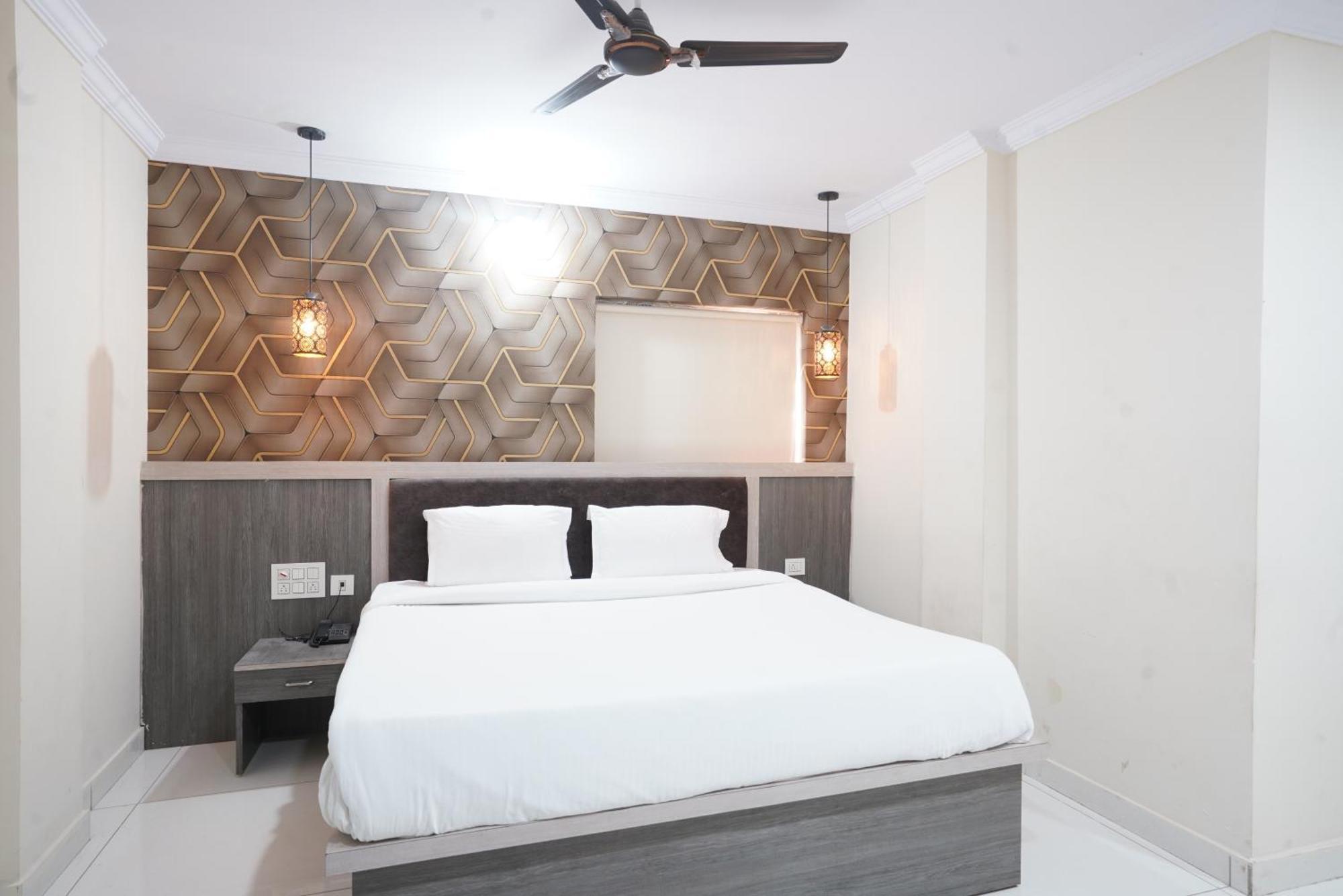 Hotel Blue Petals Shamshabad Extérieur photo