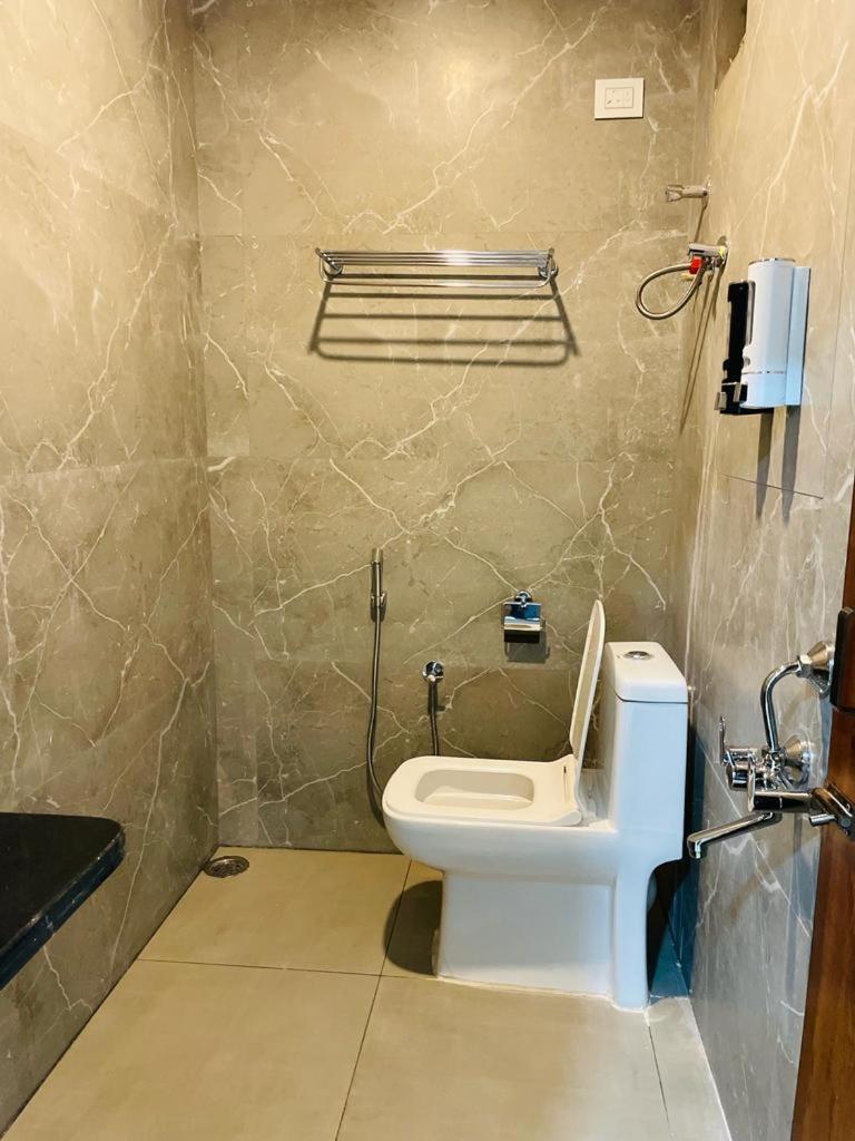 Hotel Blue Petals Shamshabad Extérieur photo