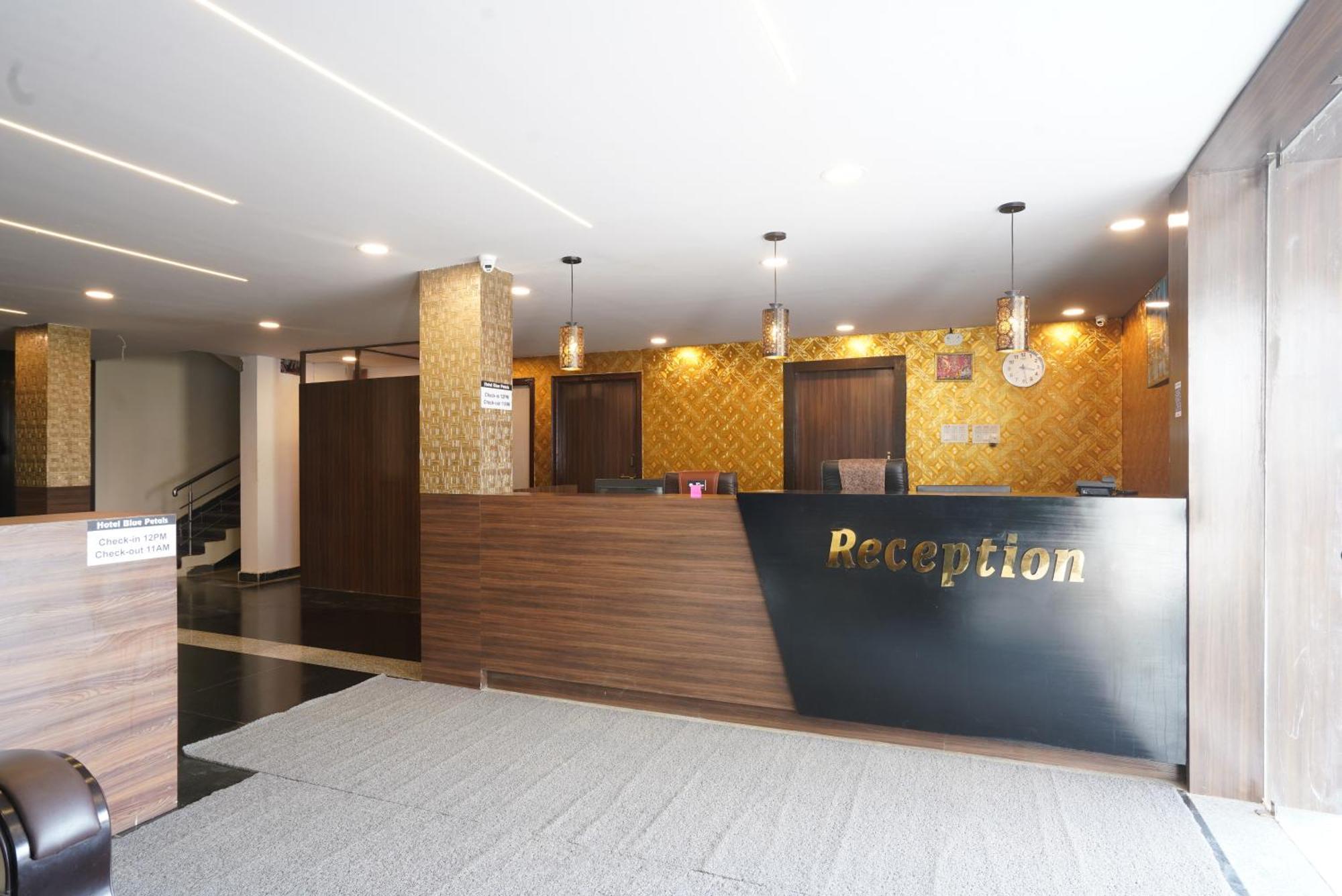 Hotel Blue Petals Shamshabad Extérieur photo